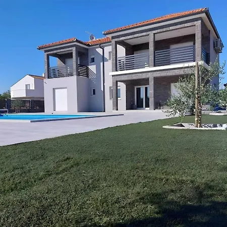 Ela With Heated Pool Comfortable Вілла Задар