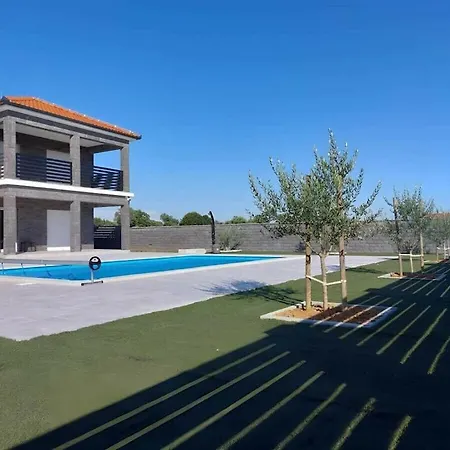 Ela With Heated Pool Comfortable Vila *
